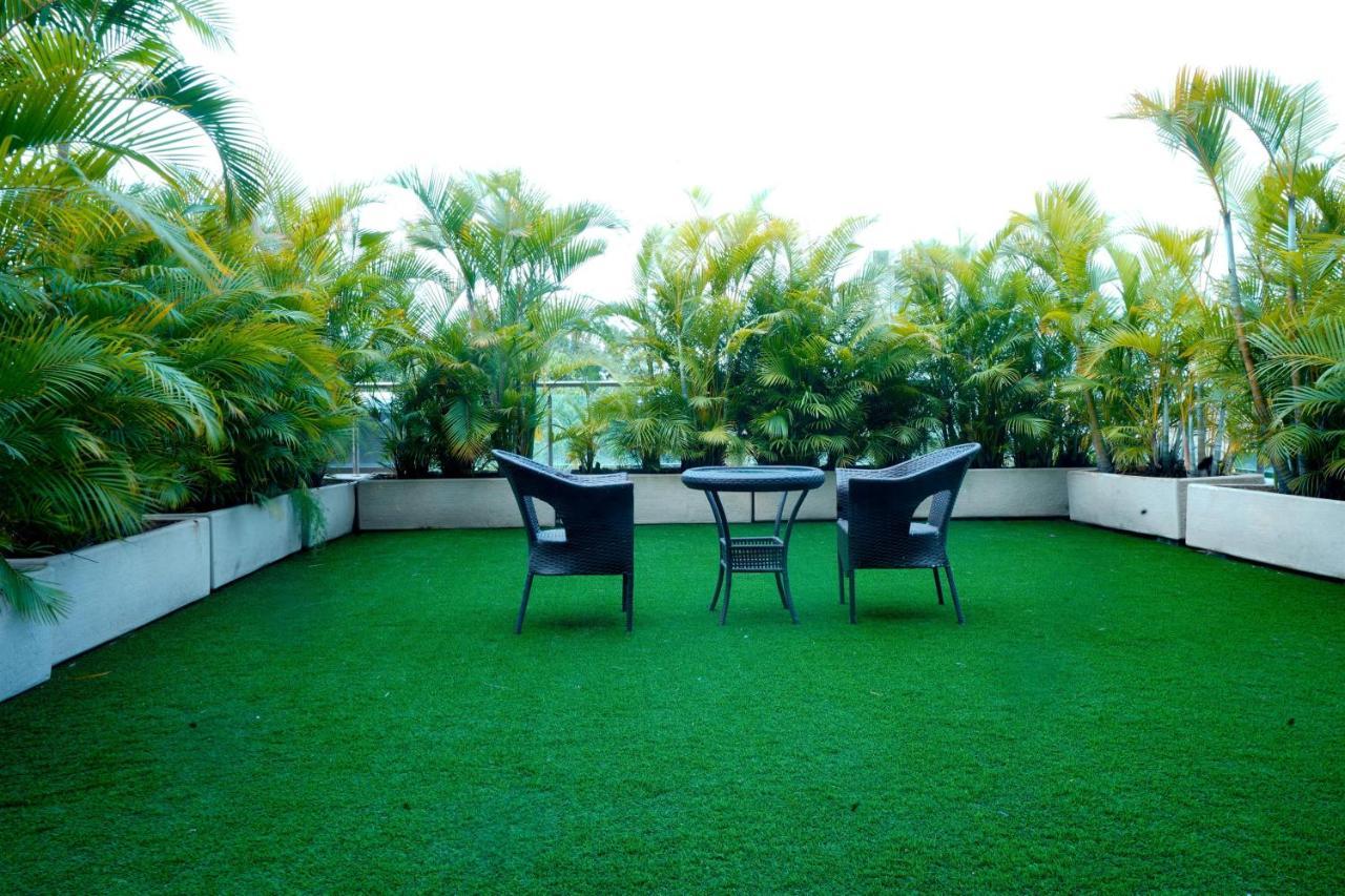 The Corinthians Resort And Club Pune Eksteriør bilde Artificial grass on a rooftop