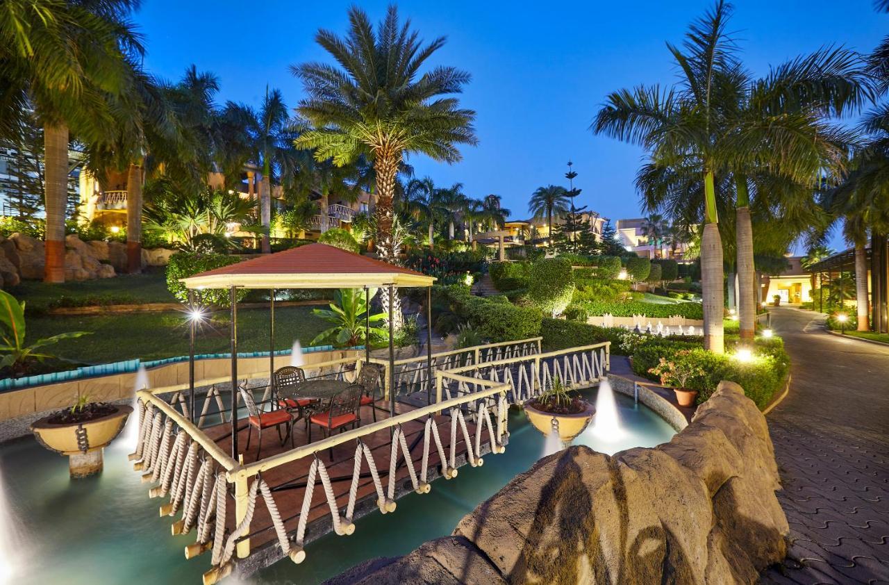 The Corinthians Resort And Club Pune Eksteriør bilde The Mirage