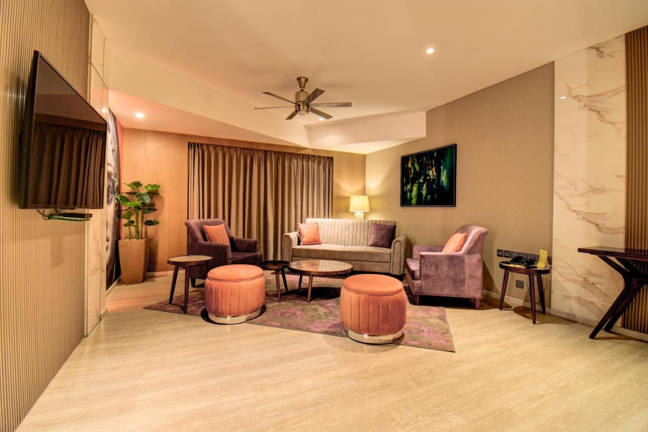 The Corinthians Resort And Club Pune Eksteriør bilde A living room in a suite at the hotel