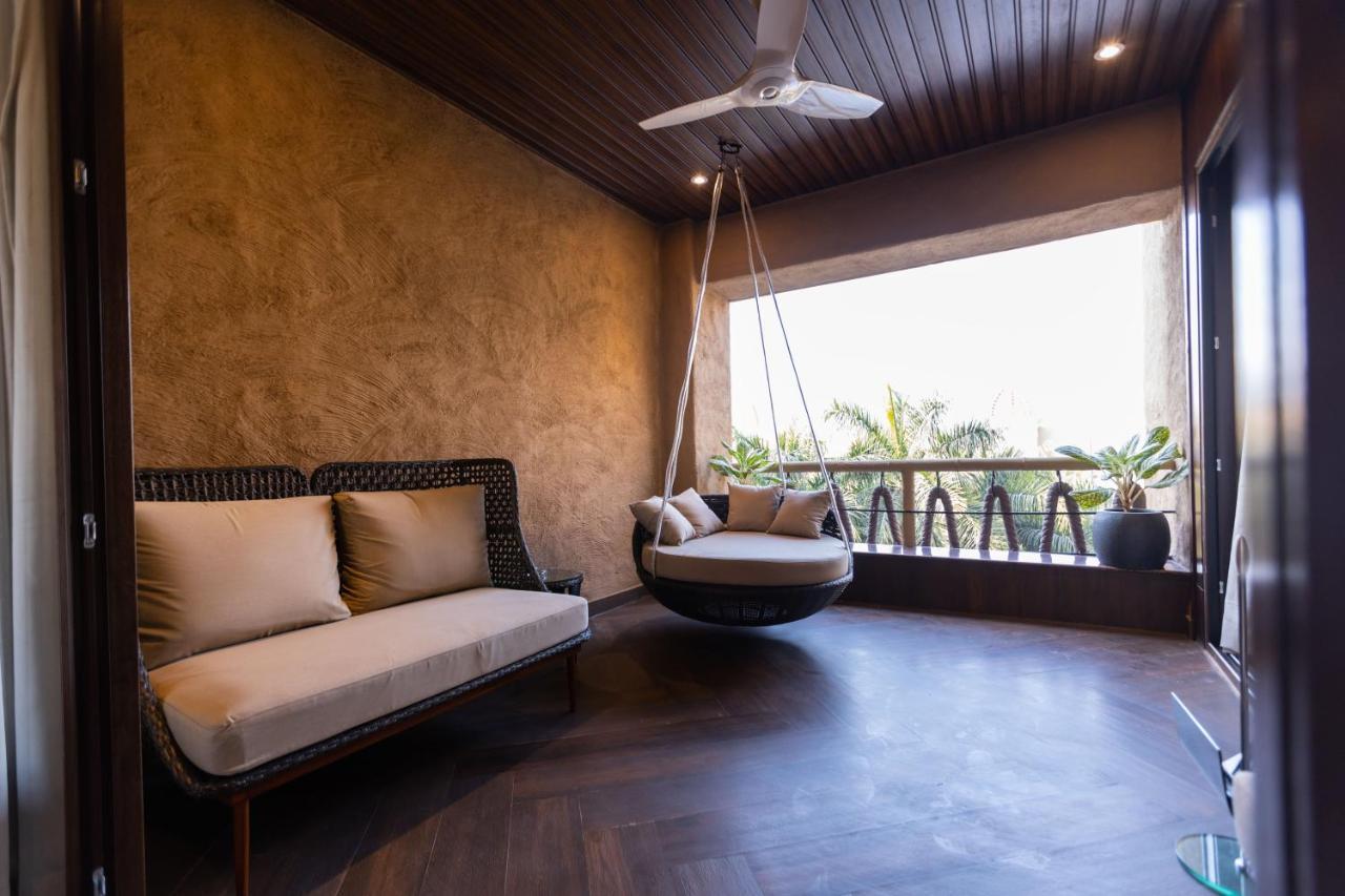 The Corinthians Resort And Club Pune Eksteriør bilde A balcony with a swing