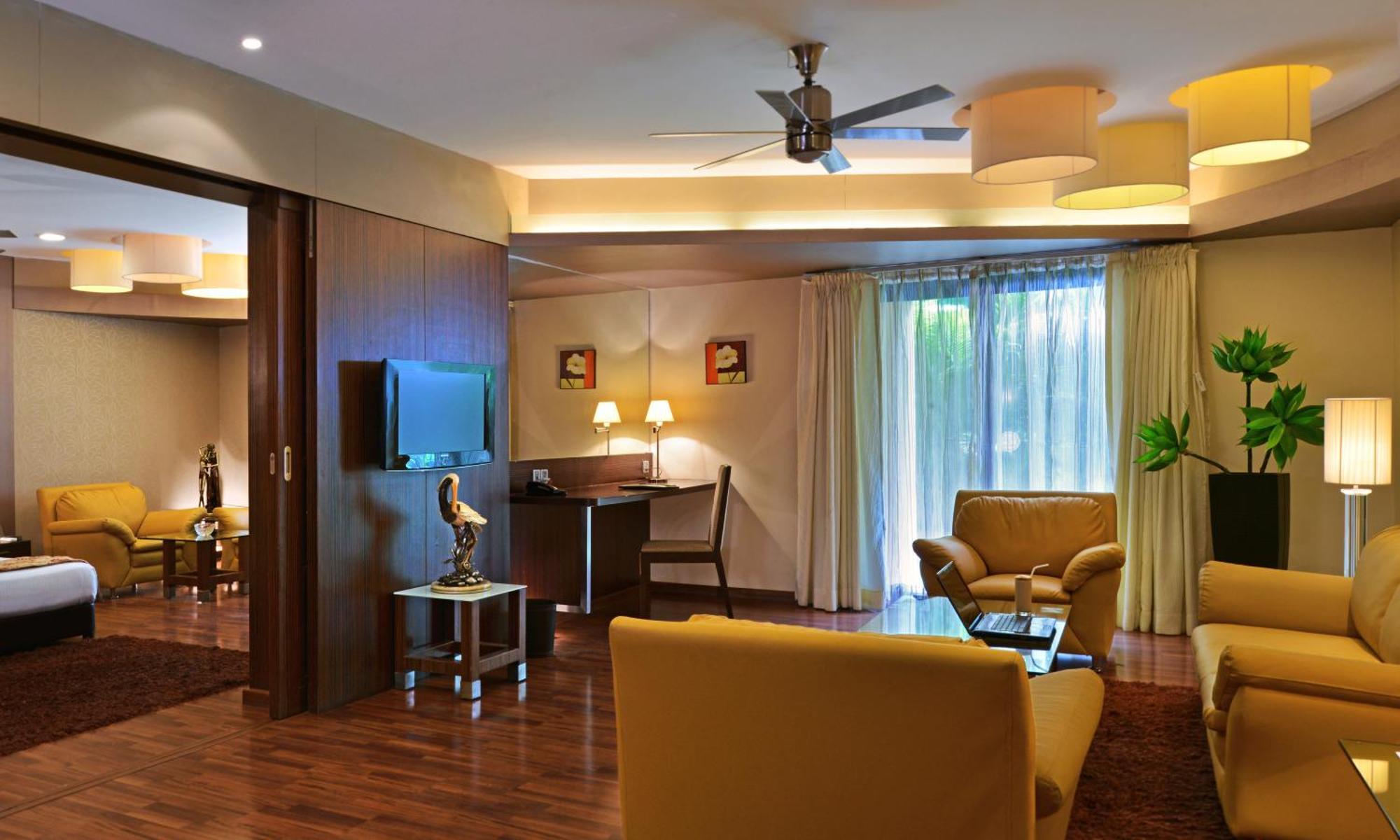 The Corinthians Resort And Club Pune Eksteriør bilde A suite at the hotel