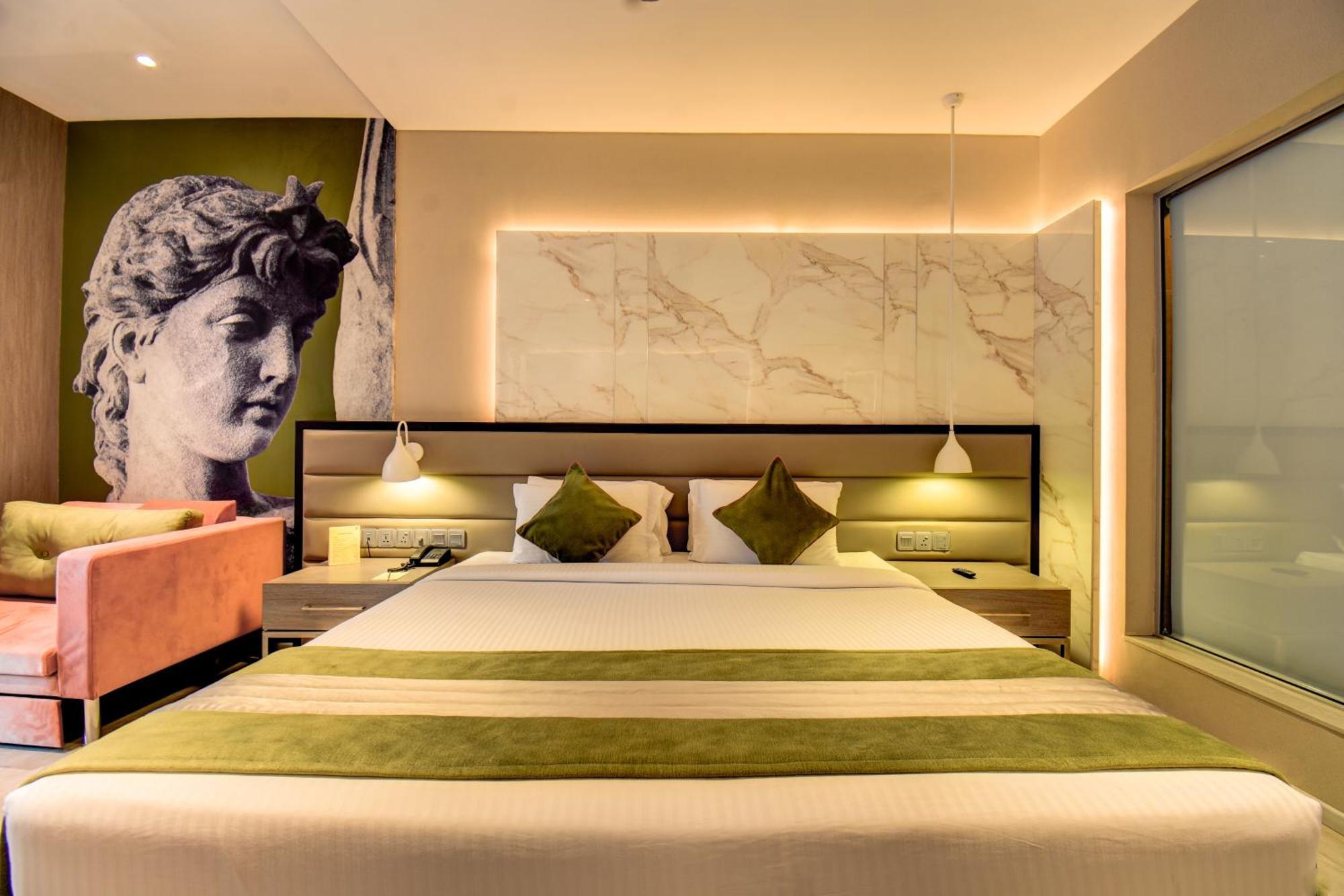 The Corinthians Resort And Club Pune Eksteriør bilde Deluxe Suite
