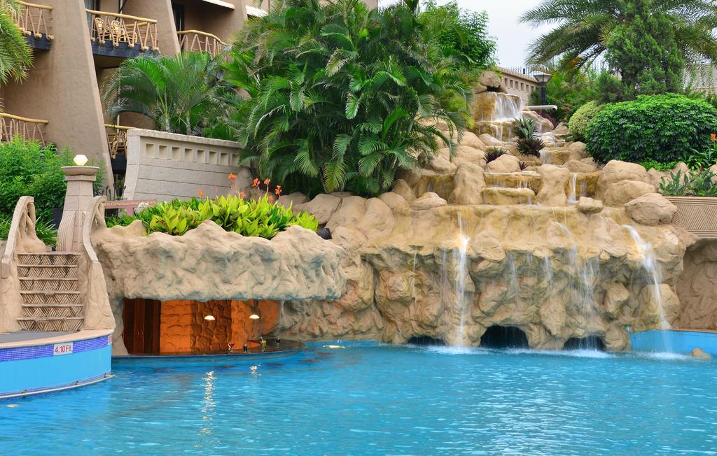The Corinthians Resort And Club Pune Eksteriør bilde The pool at the Royal Mirage