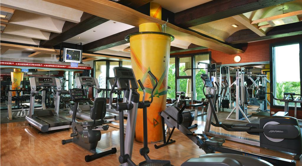 The Corinthians Resort And Club Pune Eksteriør bilde The gym at the hotel