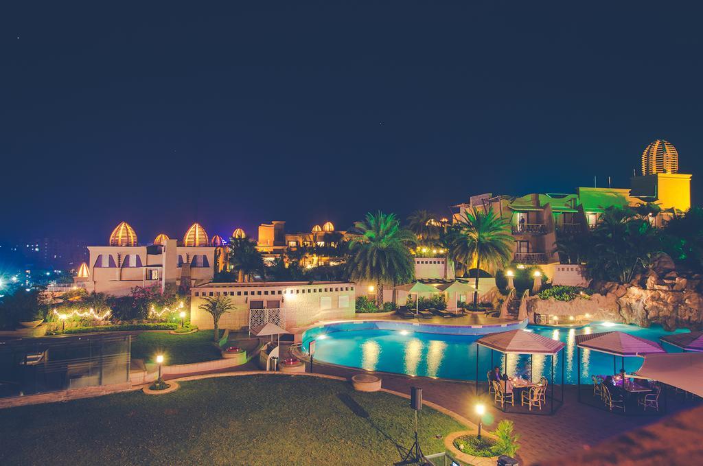 The Corinthians Resort And Club Pune Eksteriør bilde The resort at night