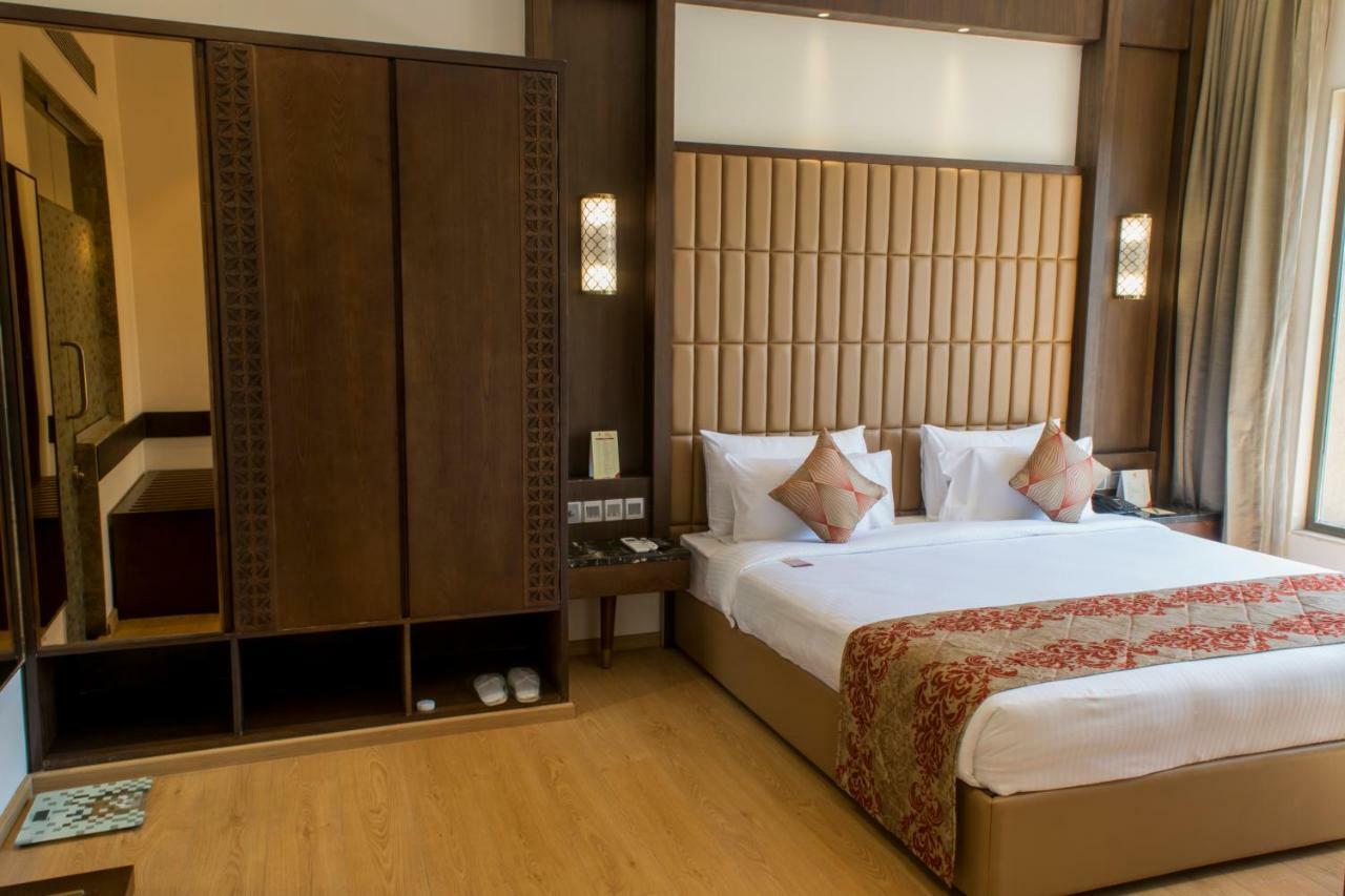 The Corinthians Resort And Club Pune Eksteriør bilde A room at the Taj Bengal